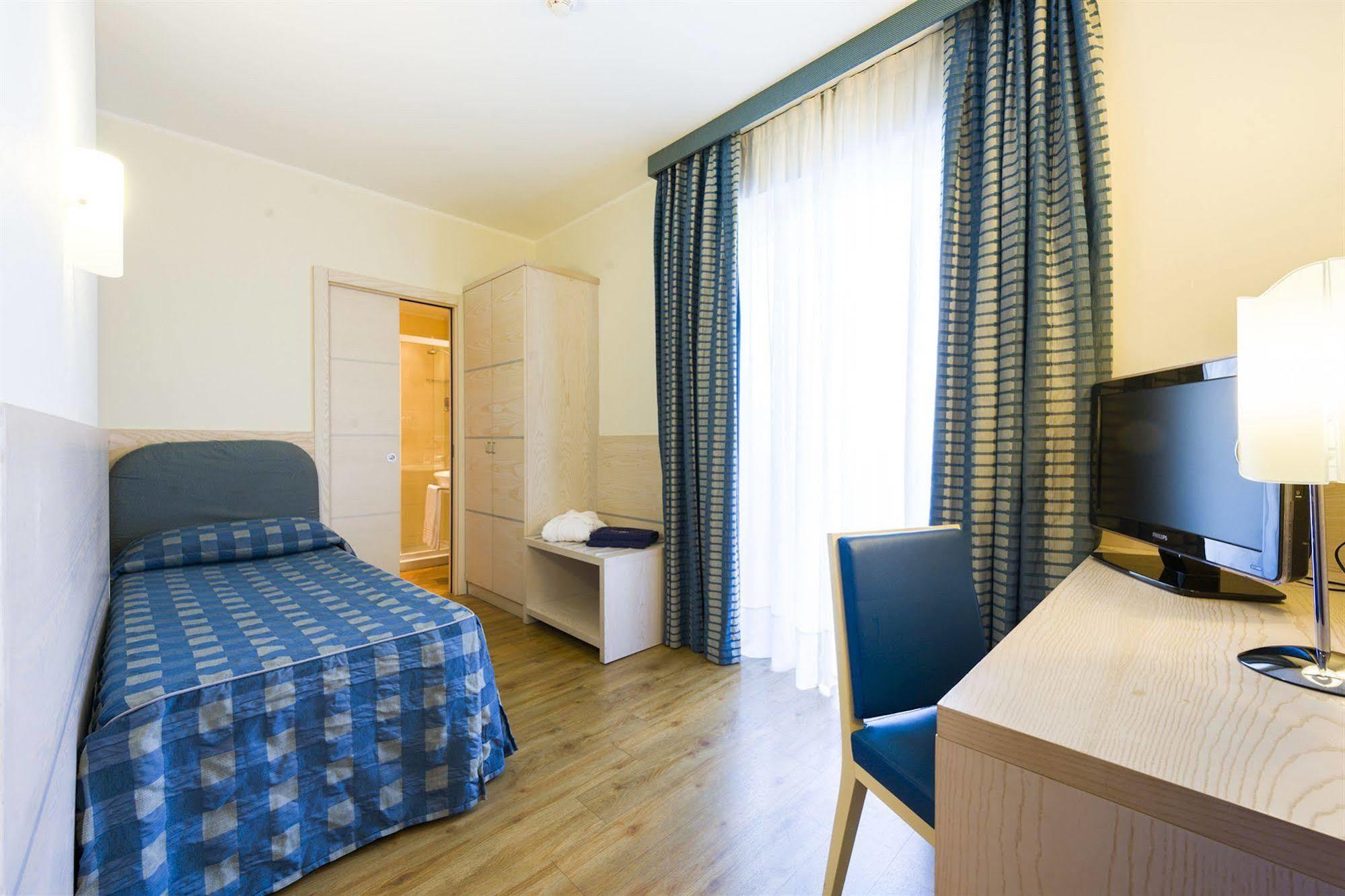Caravel Bike Hotel Torbole Sul Garda Room photo